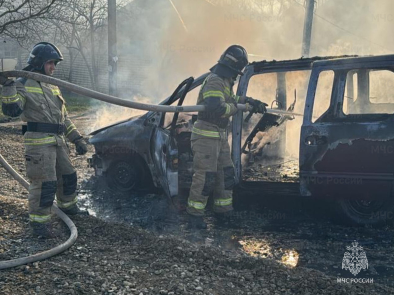 Пожарные МЧС России ликвидировали возгорание автомобиля